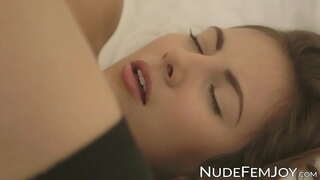 ���ೊಡ್ಡ ಮೊಲೆ ಕಂದು ಕೂದಲಿನ ಸುಂದರಿ ಒಂಟಿ ತುಲ್ಲು ಒರಸುವುದು