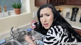 Nxehtë nëna Zambak Lane dëshiron saj stepsons lëng në mënyrë që ajo rides atë, ndërsa shes duke bërë lavanderi