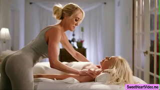 MILF Brandi Kærlighed hjælper hende Kunde Lyra Love fisse nå orgasme