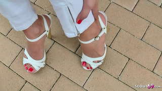 Դեռահասը սեռական բարձր կրունկներով քայլում է դեպի լողափ, եւ իր վրա է վերցրել футфетиш 50 եվրո