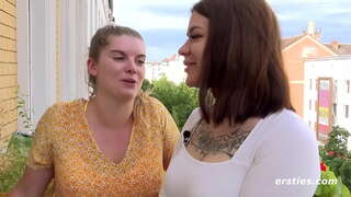 Naughty Amateur lesbianas lo hacen en toda la casa 