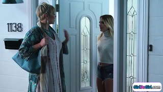 Rubia konektatu bere stepsis baten bidez busty milf ertain.Dute musu eta ertain da rimmed.Txiki amilotxak babe facesits bere shaved pussy